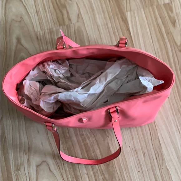 Brand new Kate Spade purse with tags still on it. - Picture 2 of 3